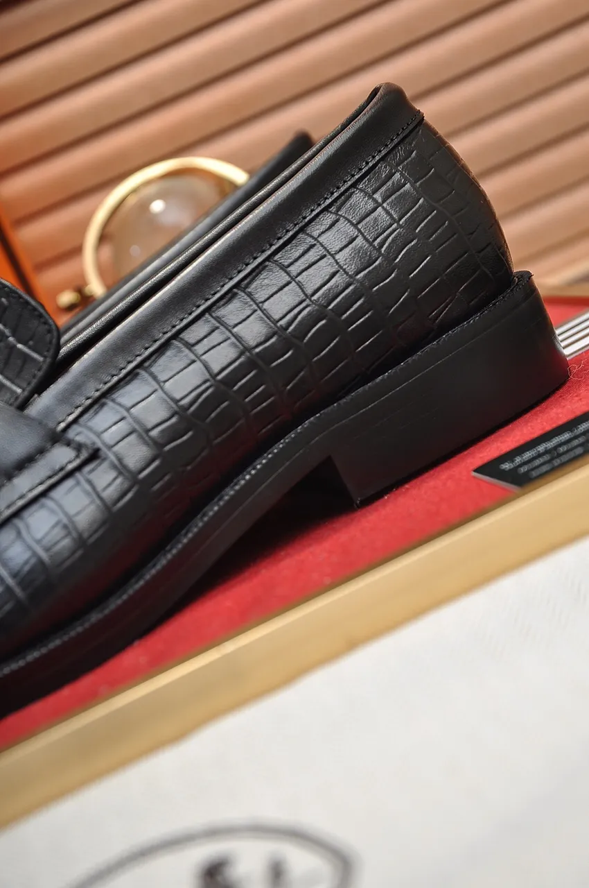 Men's shoes💰460💶[HERMES] (sheepskin lining)🍀Italian top luxury🍀He does not pursue novel styles and gorgeous colors, but attracts the favor of successful men with his flawless, elegant and classic style. Formal leather shoes This very comfortable, simple and stable style allows you to easily match any style! The pattern is absolutely 1:1 refined from the original case, and we strive for excellence in materials, imported cowhide + sheepskin lining💪💪💪extraordinary texture👍! .Black Brown Size: 38-45 (45 customized)